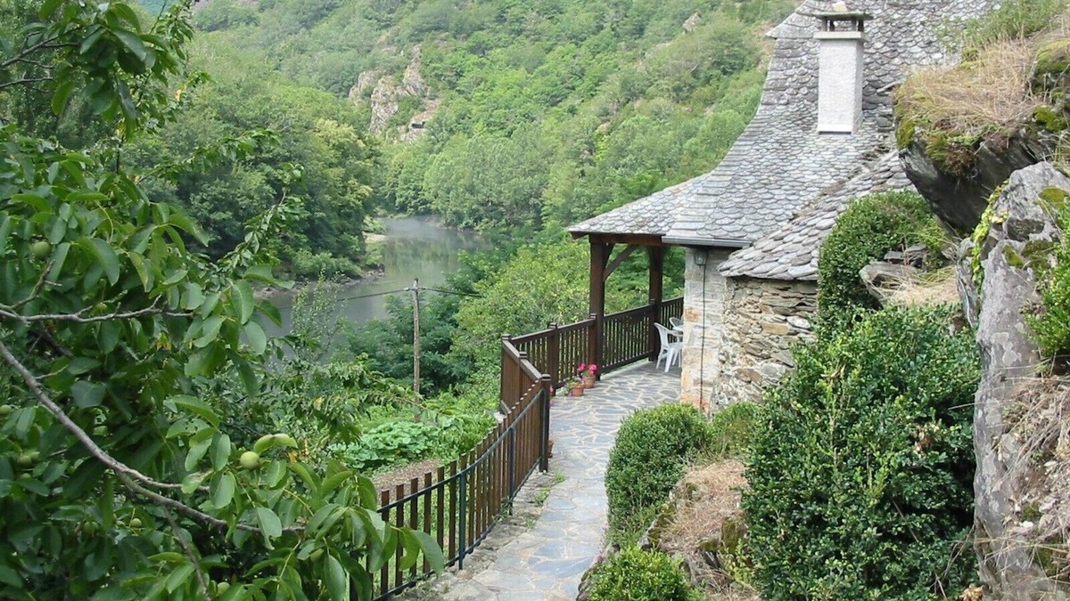 Senergues Cottage | Traditional stone cottage with pool and river frontage
