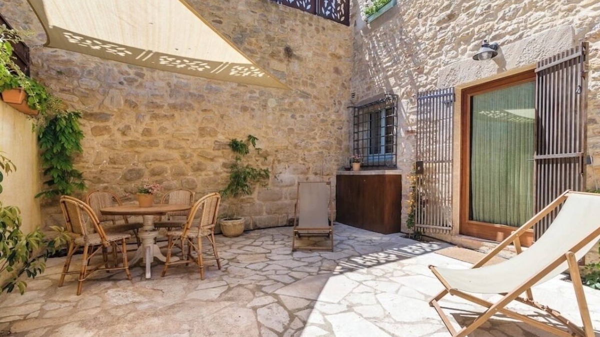 Peratallada House | Traditional stone house in Peratallada