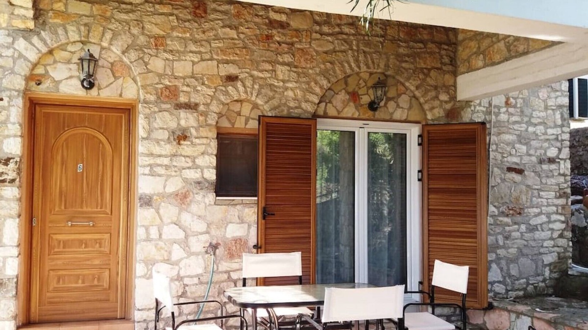 Mathia Apartment | Traditional stonehouse