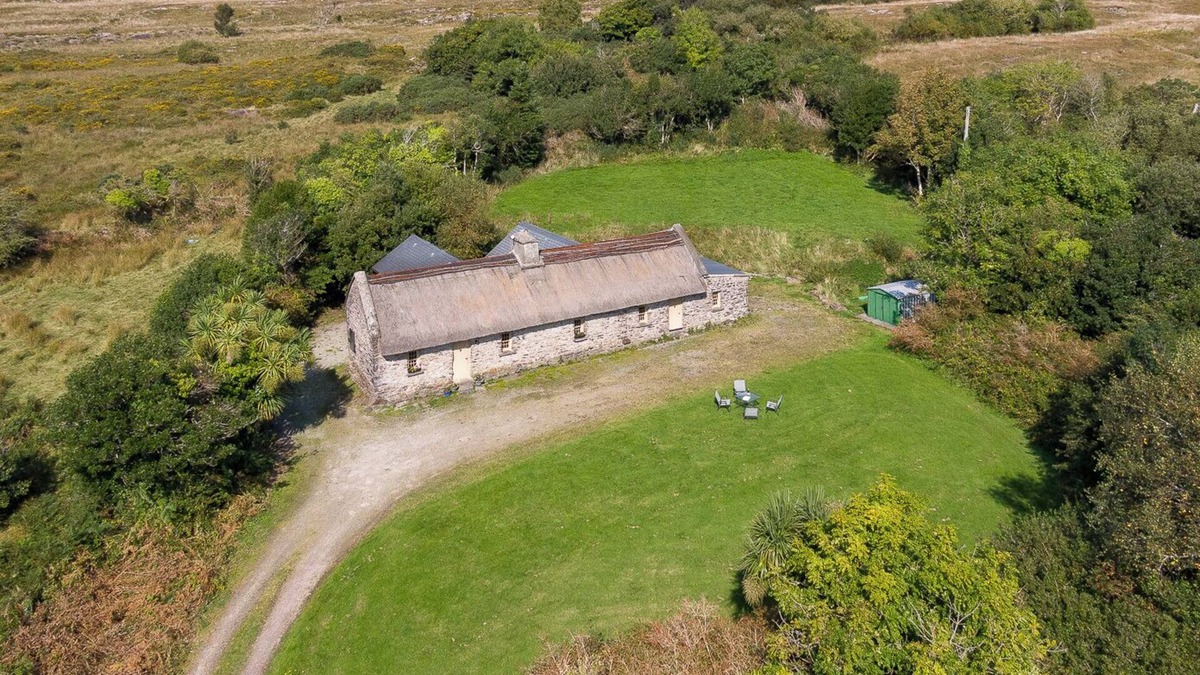 Templenoe Cottage | Traditional style thatched cottage in Kenmare