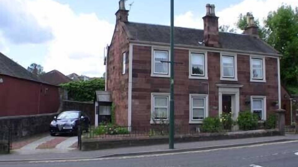 Bothwell Apartment | Traditional2-bed conversion in Bothwell village, near Glasgow