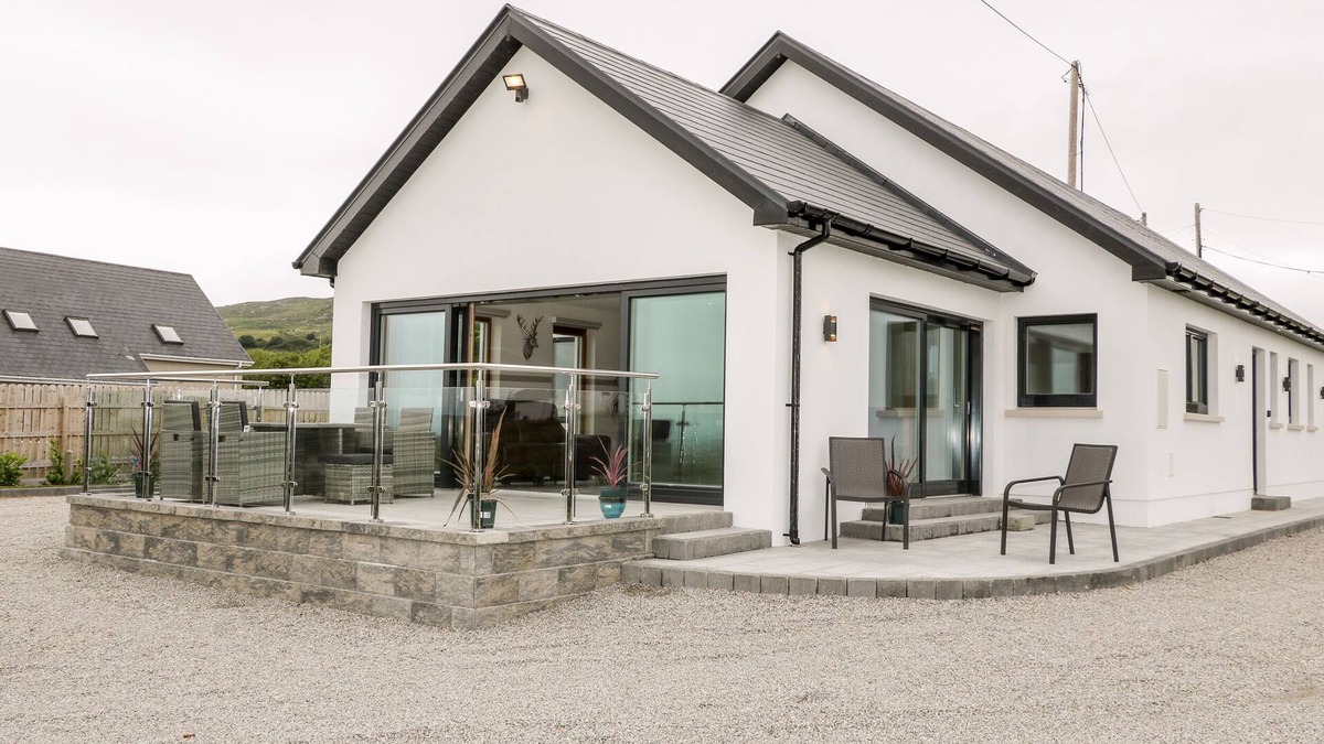 Lettermacaward Cottage | TRAEANNAGH BAY HOUSE, pet friendly in Dungloe, County Donegal