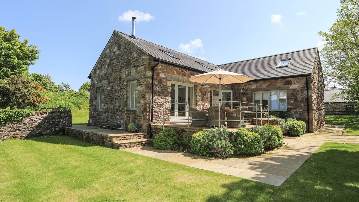Dulas Cottage | TRAETH ORA, pet friendly, luxury holiday cottage in Moelfre