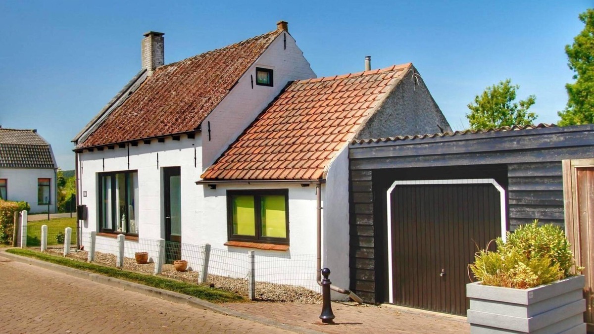 Schoondijke House | Tragel 37 is located on the edge of the village of Schoondijke, about 5km from Breskens and the beach. The cottage is located at a short distance from the cycle network,