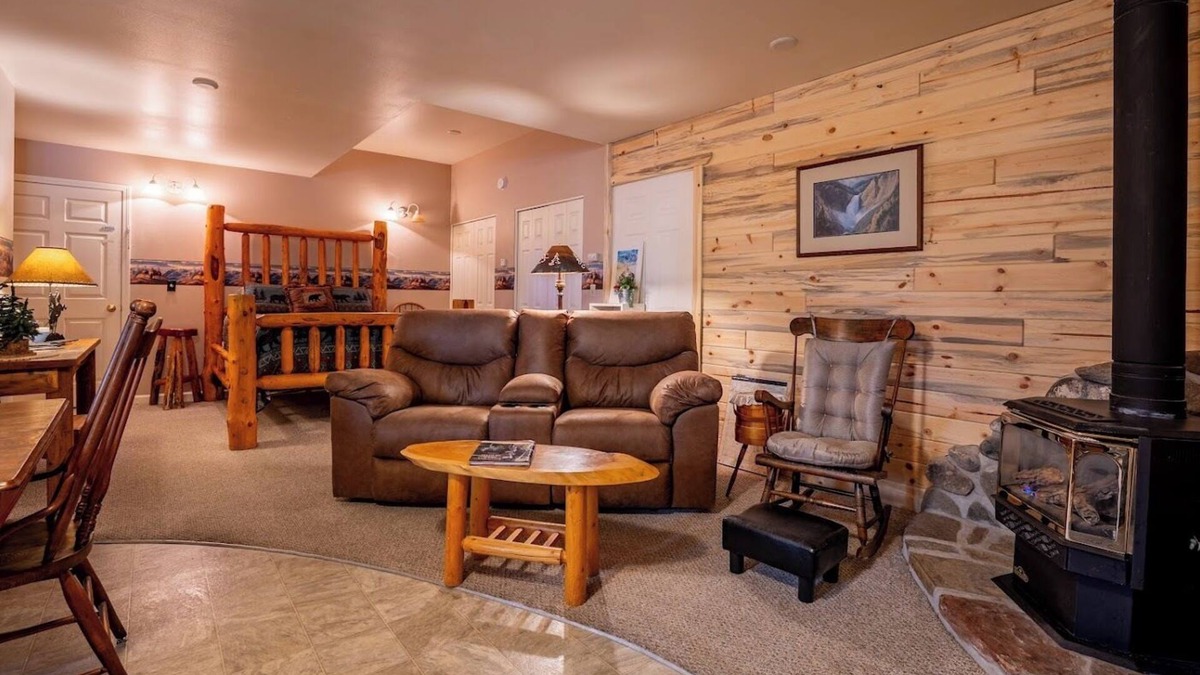 Cody Apartment | Trail's End- couples retreat close to downtown