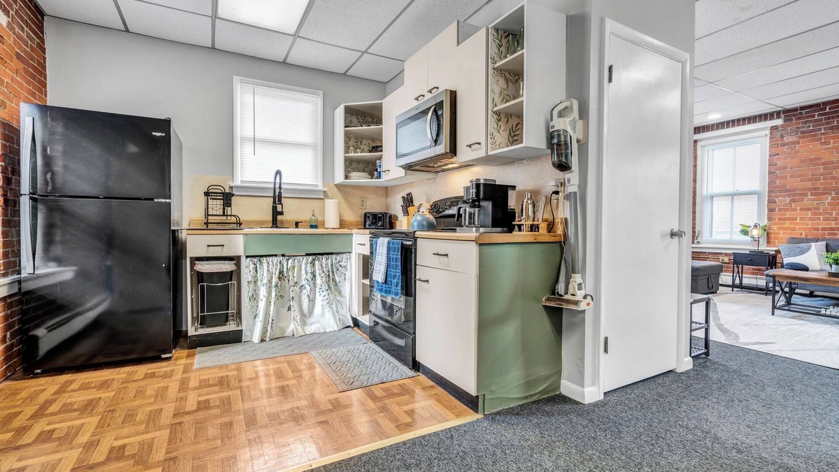 Schwenksville Cottage | Trailside Bliss: BIG House