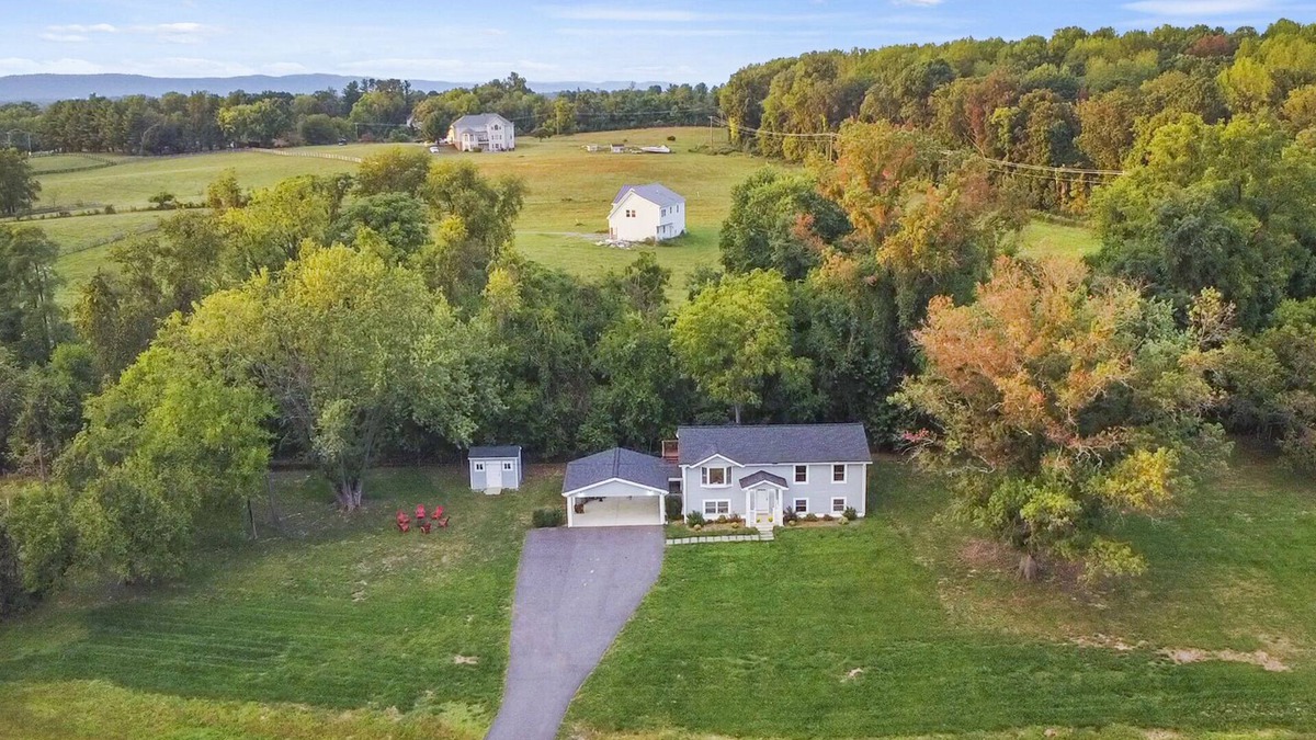 Hamilton House | Trailside Retreat in breathtaking Western Loudoun
