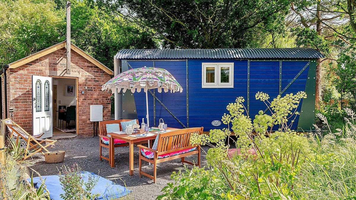 Stoney Stretton Ski Chalet | Train Carriage in Shrawardine with Starry Nights