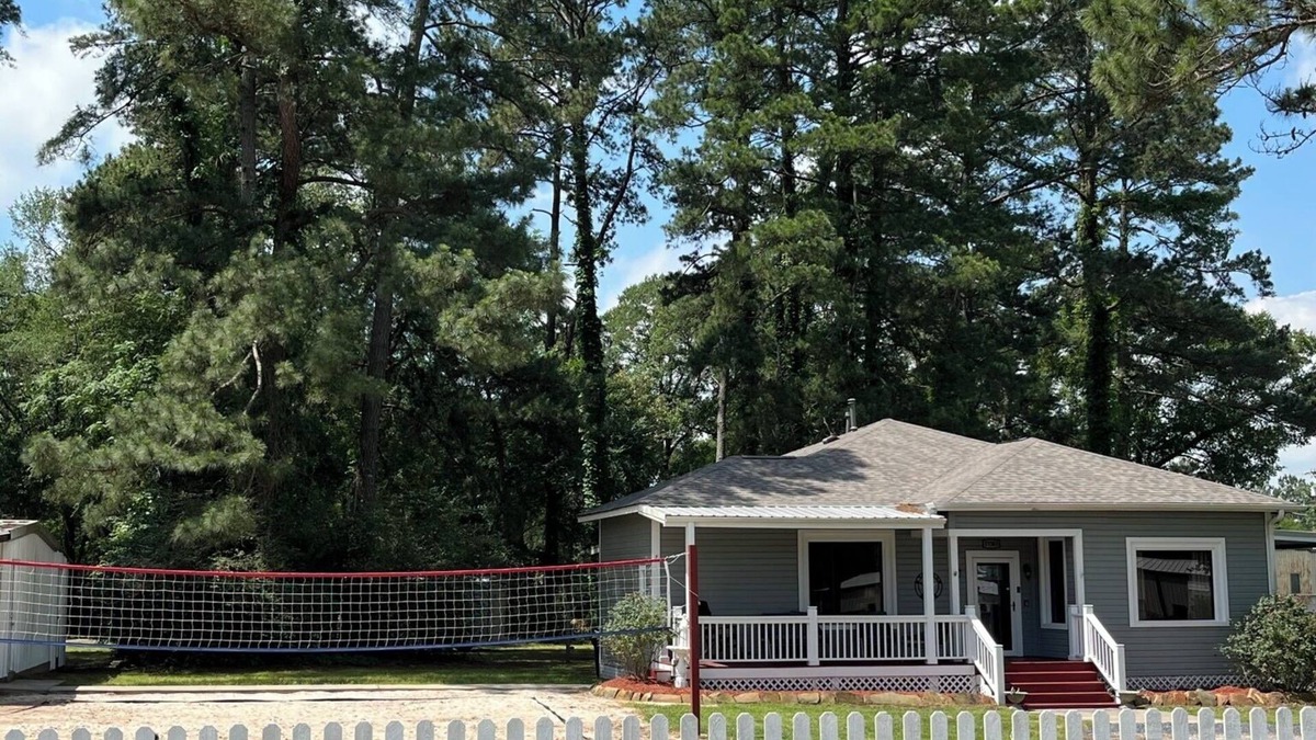 Montgomery House | Train Depot 3 BR Home w/Pool, Sand Volleyball and Pool Table