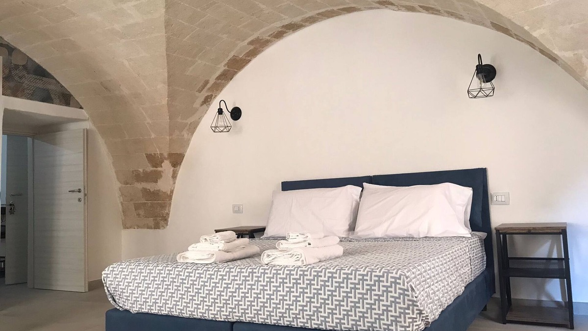 Isola del Borgo Antico Apartment | TRAMONTANA apartment with whirlpool shower in the room
