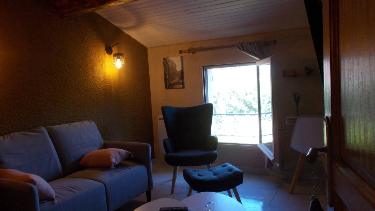 Jonquerettes Bed & Breakfast | Tramontane, bedroom and TV room, near Avignon.