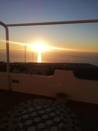 Panza Apartment | Tramonto sul mare