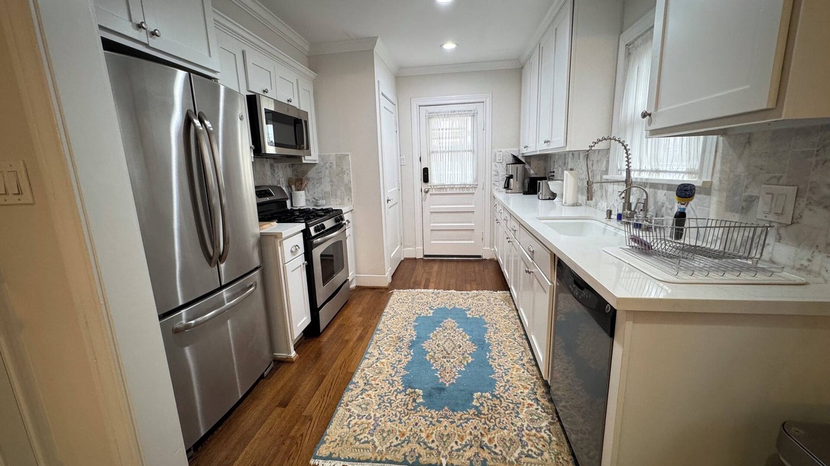 Greenway Plaza-Upper Kirby House | Tranquil 2-bedroom house in vibrant Houston with WiFi, AC