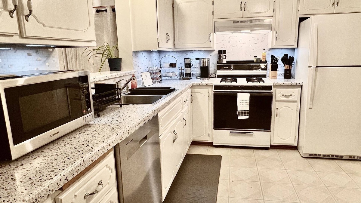 Oakdale House | Tranquil 3-Bedroom Retreat: Perfect for Leisure & Work Near Twin Cities
