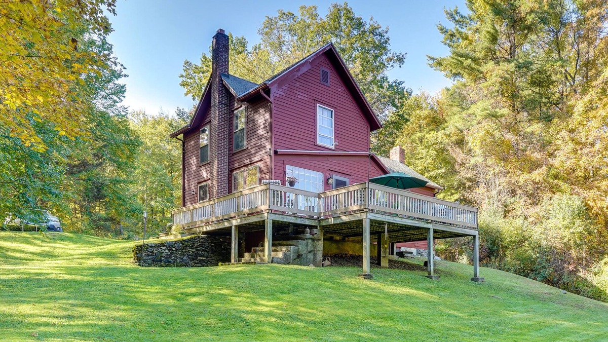 Glendale House | Tranquil 3 BR Stockbridge House w/Private Deck!
