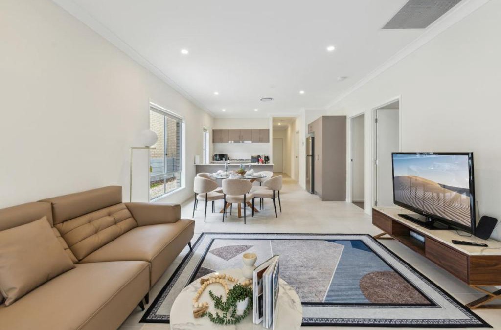 Spring Mountain House | Tranquil 3B2B Home with Parking Backyard and 5Mins walk to Mall