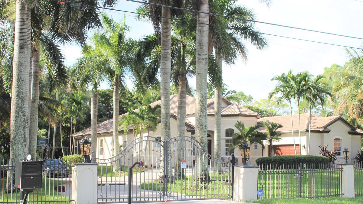 Hunt Club Villa | Tranquil 4-bedroom gated villa in The Acreage with pool and spa