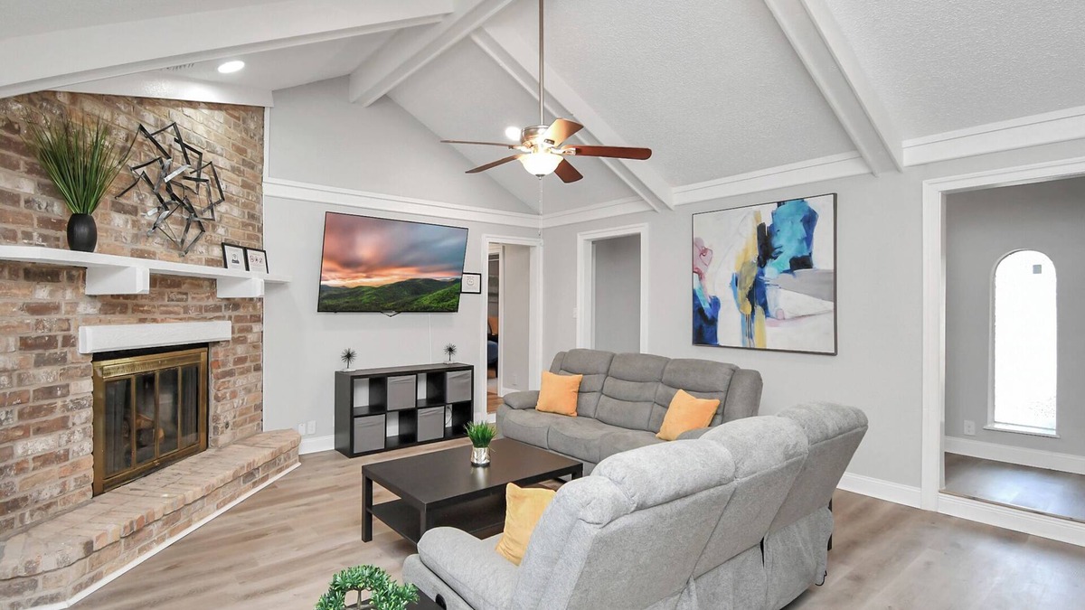 Humble House | Tranquil 6-Bedroom w/Pool: 25 Min to Downtown FG