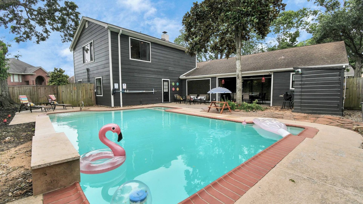 Atascocita House | Tranquil 8-Bedroom w Pool 30 Mins to Downtown SCL