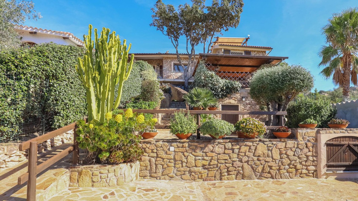 Tiriddo Apartment | Tranquil Apartment "Leccio" on the Beach with Terrace, Garden & Wi-Fi