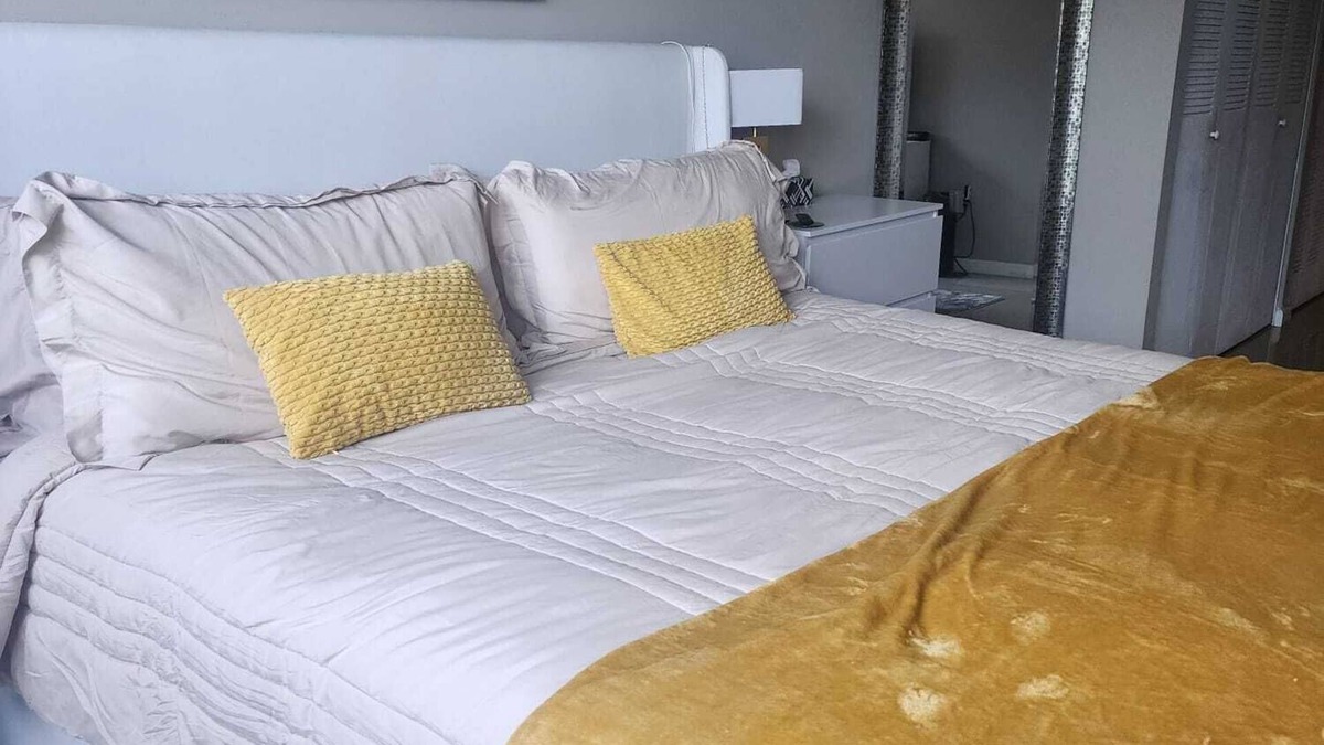 North Miami Bed & Breakfast | Tranquil bed & breakfast with AC in North Miami, BBQ, pool and parking space