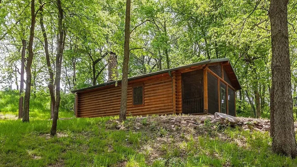 Knoxville Cabin | Tranquil cabin with Fireplace in Knoxville - perfect for a cozy getaway