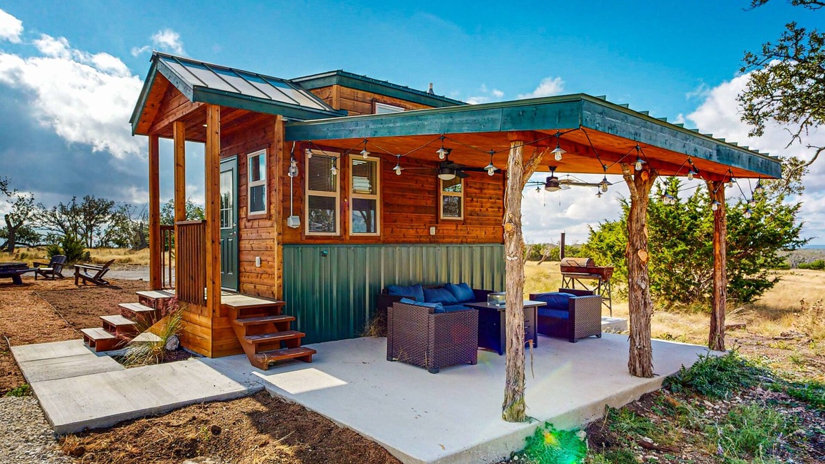 Harper Cabin | Tranquil cabin with firepit, AC, covered patio and free wifi