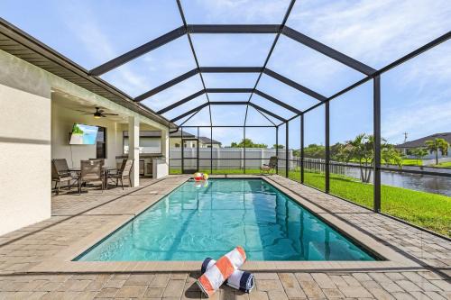 Trafalgar House | Tranquil Canal Views, Saltwater Pool - Modern Retreat on the 21st - Roelens