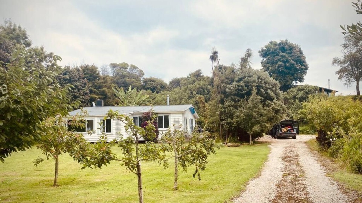 Parapara House | Tranquil, comfortable Kiwi bach, 1 minute from the beach