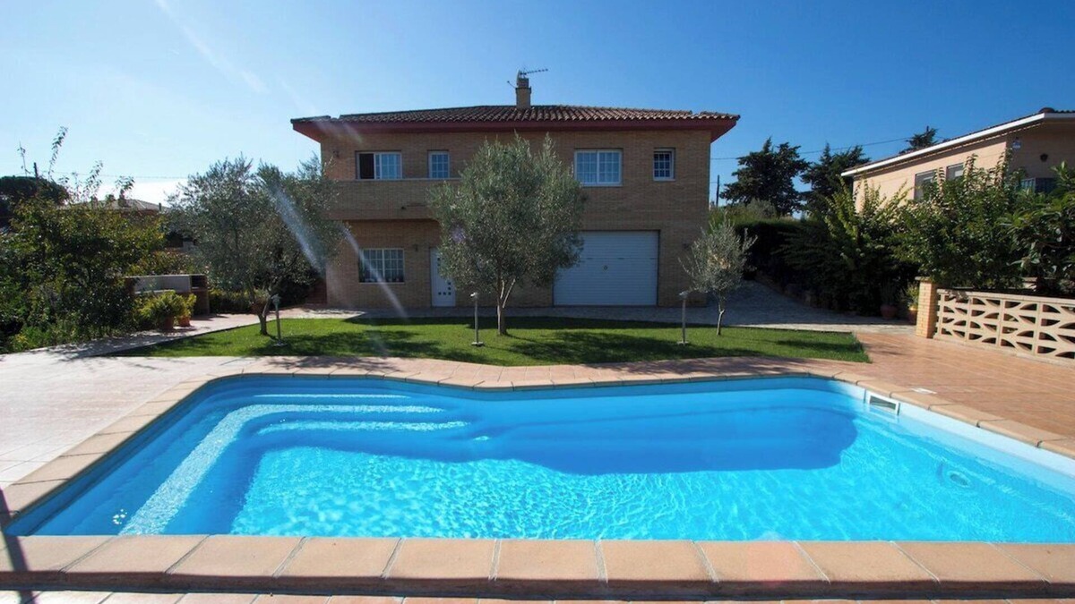 Sils Villa | Tranquil Costa Brava Retreat with private suite!