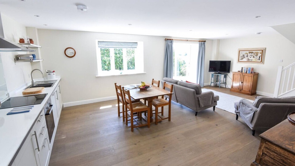 Brokenborough Cottage | Tranquil cottage in Cotswolds with tennis court
