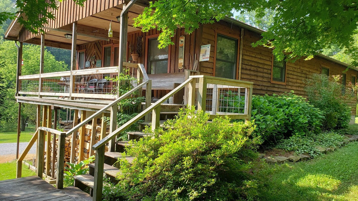 Crossville Cabin | Tranquil Cottage Located at The Head Of The Sequatchie Valley.