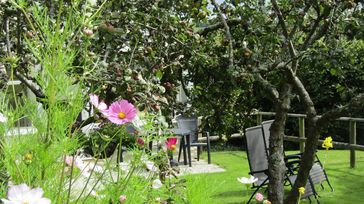 Truro Cottage | TRANQUIL COTTAGE,NR PERRANPORTH BEACH,GARDEN,BBQ,PARKING,DOG FRIENDLY