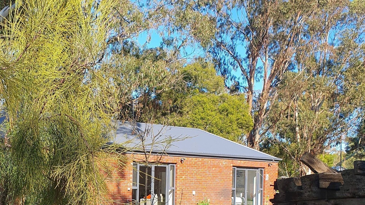 Echuca House | Tranquil Country Retreat on bushland acreage only 5km from town center