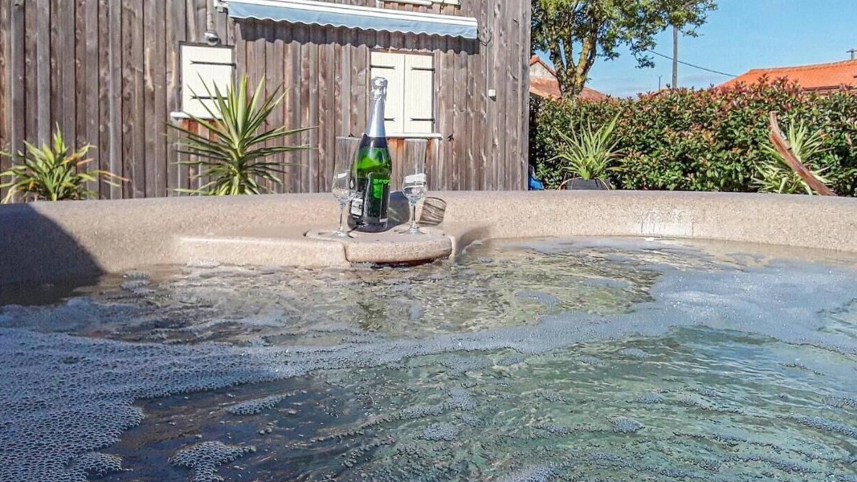 Viennay House | Tranquil Countryside Retreat With hot tub and Pool
