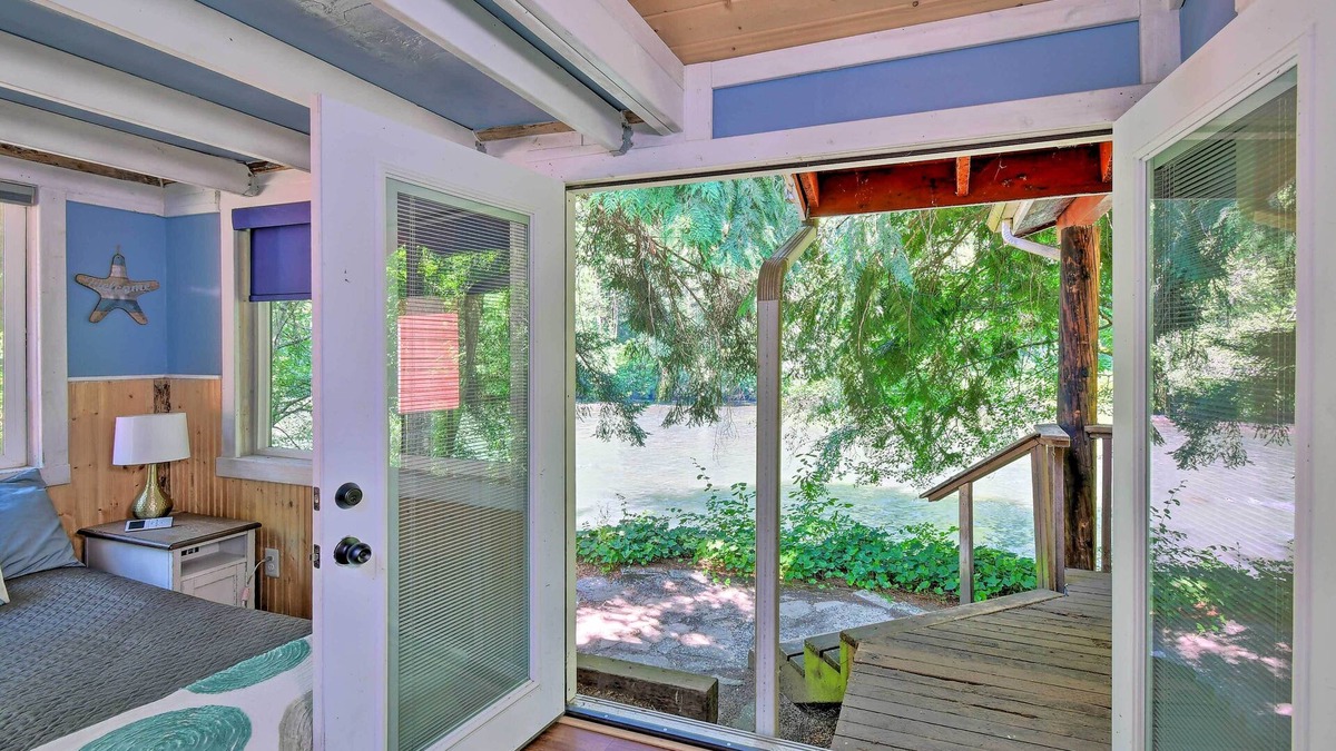 McKenna Cabin | Tranquil + Cozy Yelm Cabin Along Nisqually River!