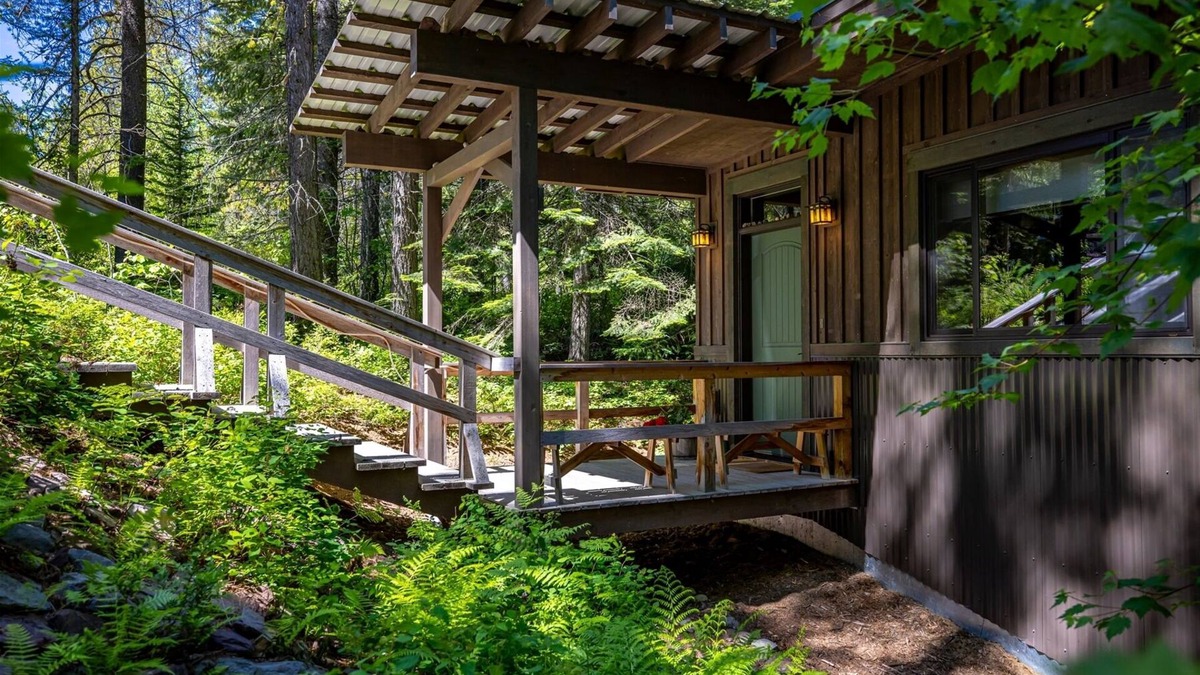 Columbia Falls House | Tranquil Creekside Cabin