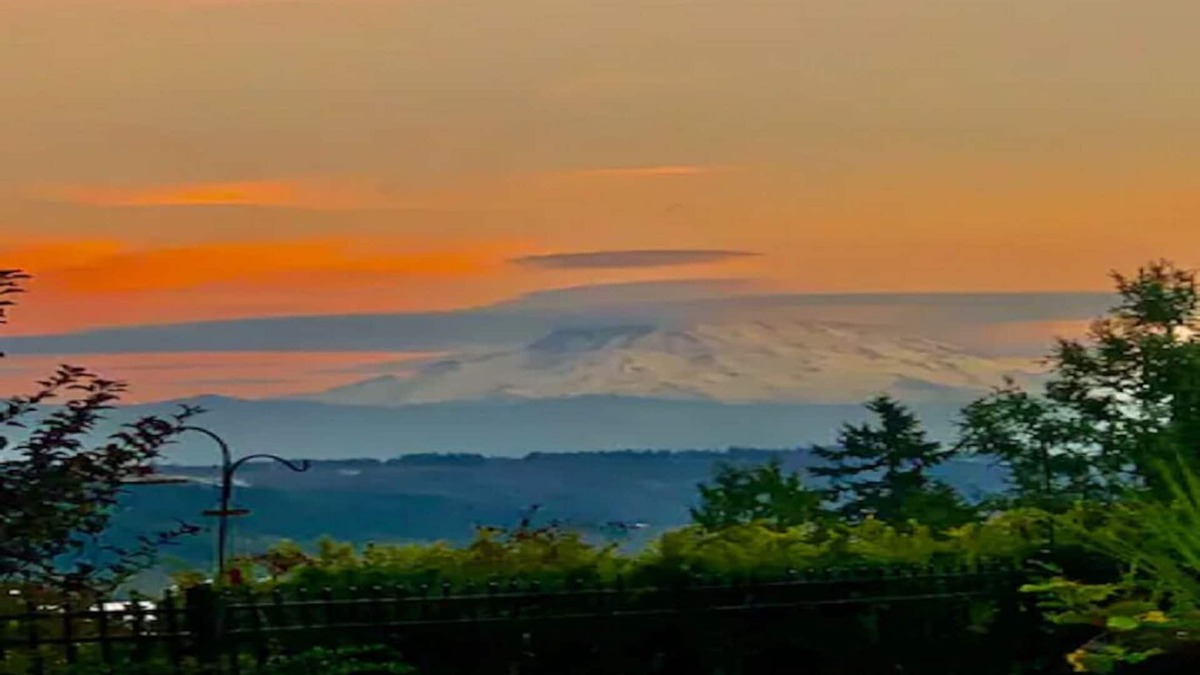 Edgewood House | Tranquil Family Retreat with Mt. Rainier Views – Spacious 4BR Home- 30 days Stay