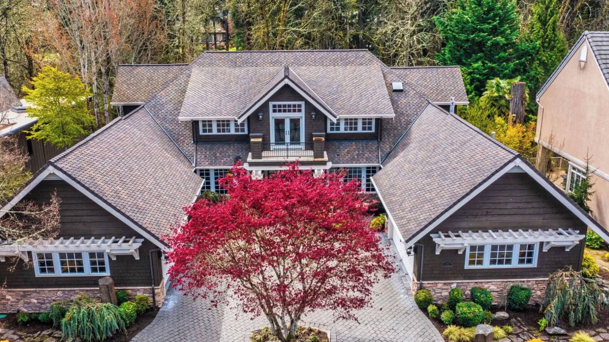 Hillsboro House | Tranquil Forest Chateau: hot spa, home theatre, outdoor bbq, w/lush green views