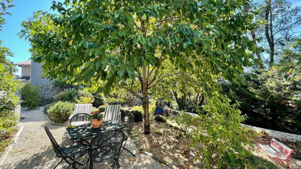 Aiguihe Cottage | Tranquil Garden Retreat with Jacuzzi & Sauna near UNESCO Sites