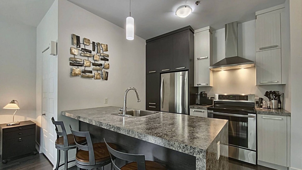Tetreaultville Condo | Tranquil Haven: Fully-Furnished 3½ Condo with All-Inclusive Comforts