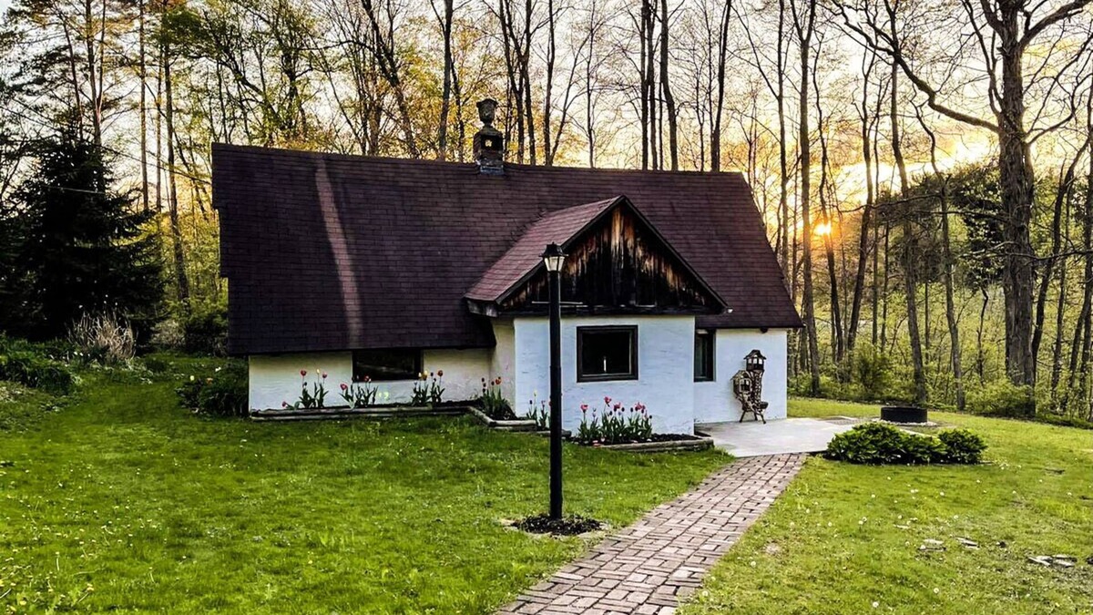 Boswell Cabin | Tranquil Hickory Hill Cottage Getaway with Hot Tub