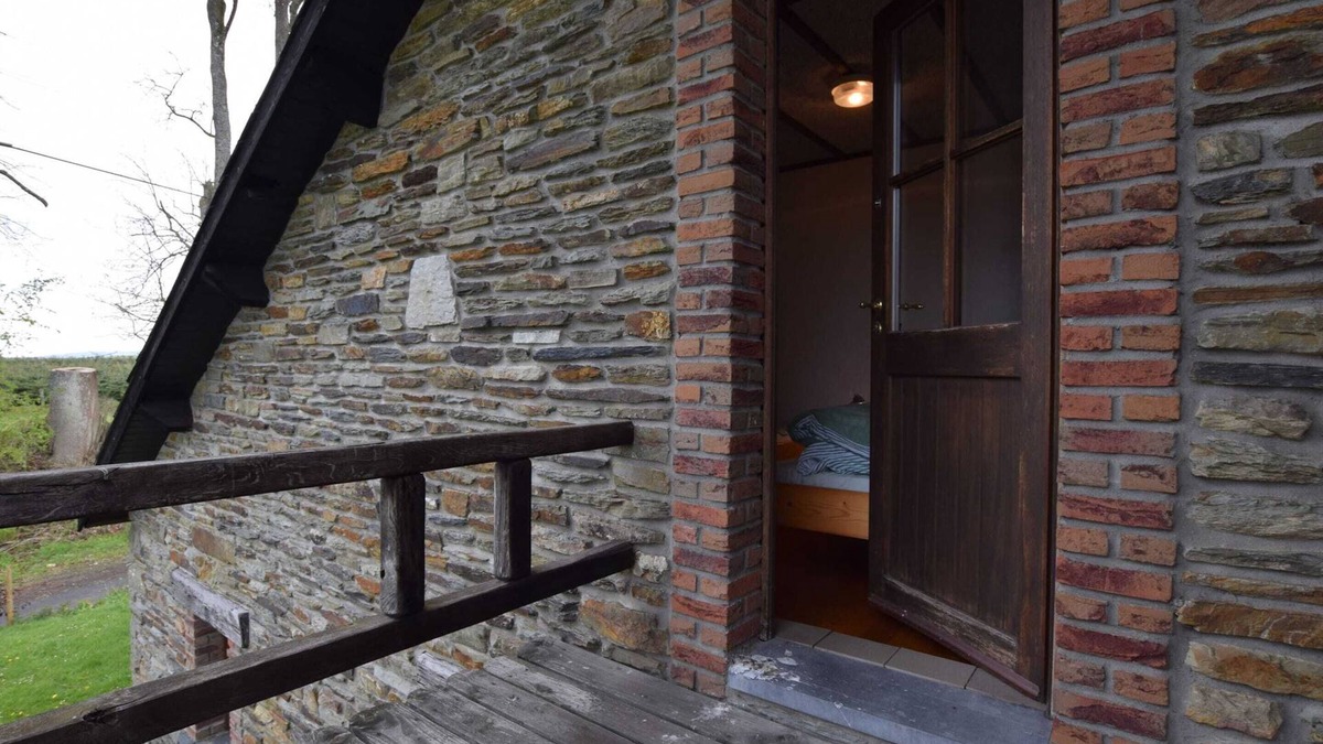 Engreux House | Tranquil Holiday Home in Houffalize With Barbecue