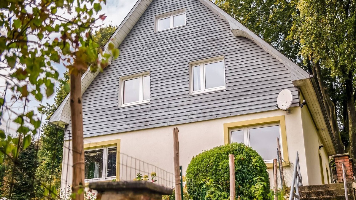 Krinkelt House | Tranquil Holiday Home with Private Garden