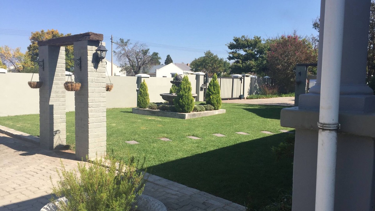 Komani Bed & Breakfast | Tranquil House B&B @ 10 Berry St