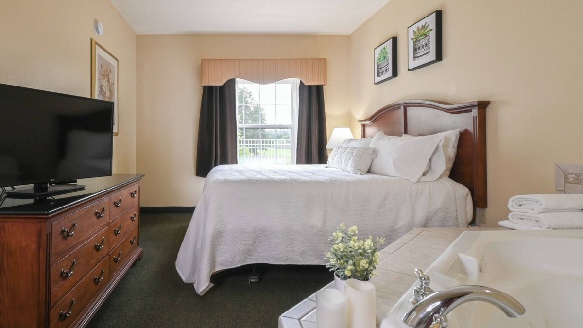 Pembine Hotel | Tranquil Island Room with Indoor Swimming Pool – Ideal for Adventurers