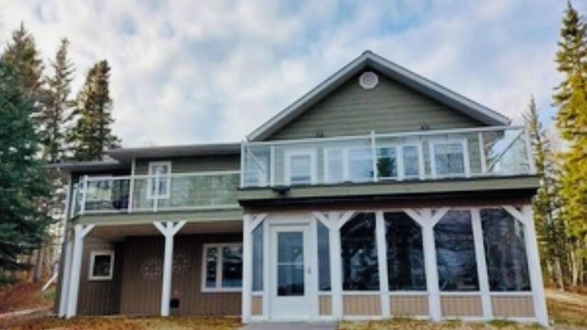 Cranberry Portage Cabin | Tranquil Lakefront Heron House