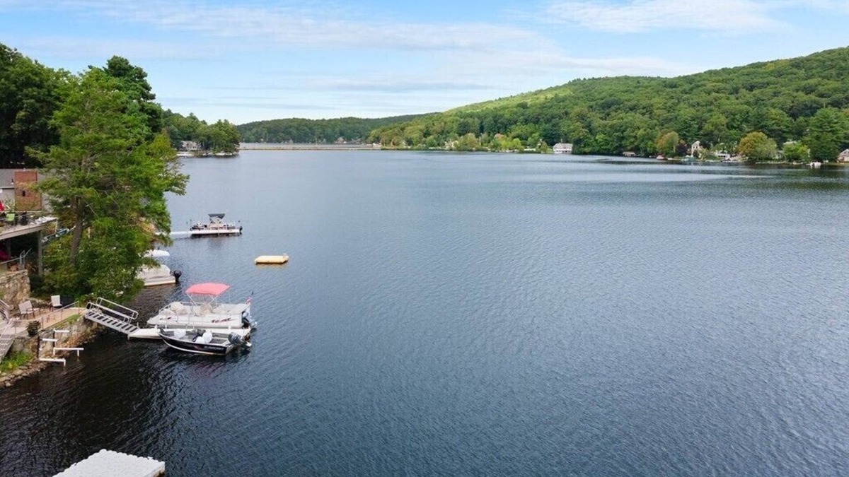 Holland House | Tranquil Lake house on Hamilton Reservoir. Sleeps 7 comfortably