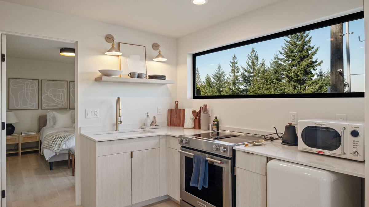 Bryn Mawr-Skyway House | Tranquil Lake View Guest Retreat