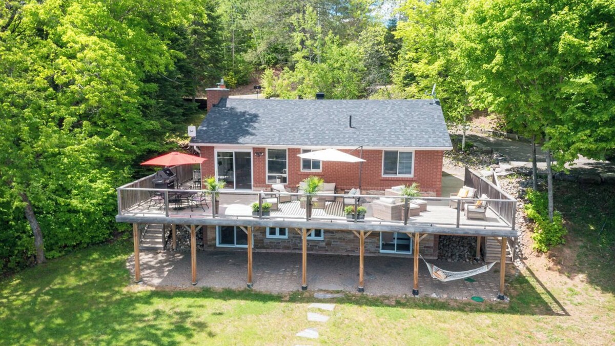 Perry Cottage | Tranquil lakefront cottage near Huntsville and Algonquin Park